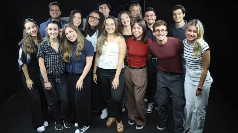 Na imagem, os 15 selecionados do Programa de Trainees em Jornalismo do Poder360