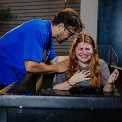 Giulia Garcia realiza batismo em igreja evangélica