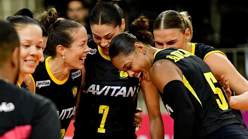 Praia Clube durante partida no Mundial de vôlei (Foto: Deco Pires)