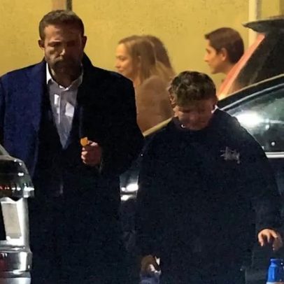 Ben Affleck reúne Jennifer Lopez e Jennifer Garner em peça escolar dos filhos