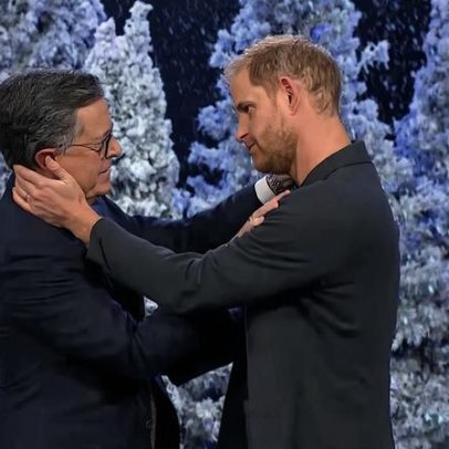 Prince Harry quase beija Stephen Colbert em esquete no Late Show
