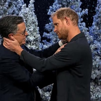 Prince Harry quase beija Stephen Colbert em esquete do Late Show