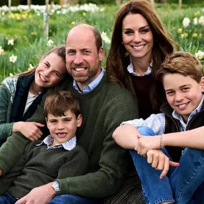 Kate Middleton e William posam com George, Charlotte e Louis em cartão de Natal