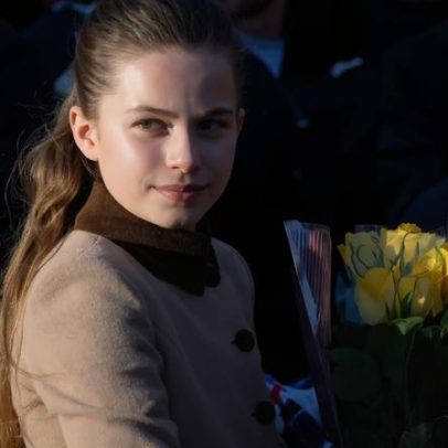 Charlotte, 10, tira selfies com fãs no Natal; William a apressa