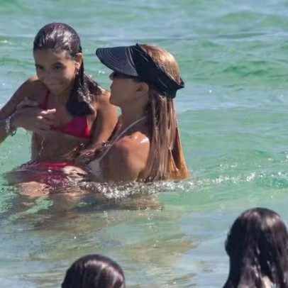 Deborah Secco curte praia com a filha Maria Flor em dia de calor
