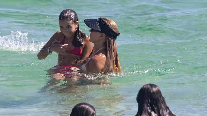 Deborah Secco e sua filha, Maria Flor, na praia da Barra da Tijuca
