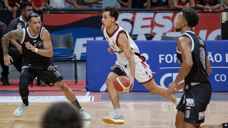 Matheus Gueiros, do Flamengo, em ação contra o Botafogo no NBB (Foto: Mariana Sá / CRF)