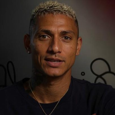 Richarlison se explica após polêmica com microvestido da namorada