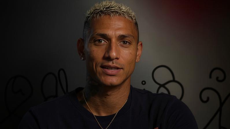 Richarlison se justifica após polêmica do microvestido da namorada e comentário viraliza na web; confira! — Foto: Reprodução/Instagram e TikTok