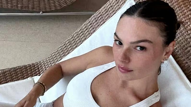 Homem é preso após tentar se aproximar de Isis Valverde em condomínio no Rio