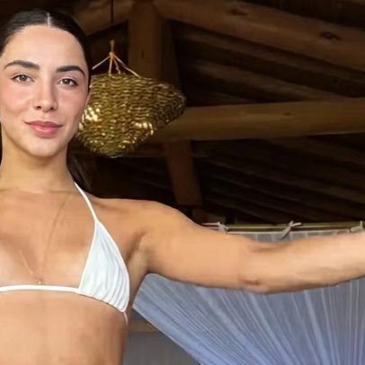 Gabriela Versiani é fotografada na Bahia de biquíni branco