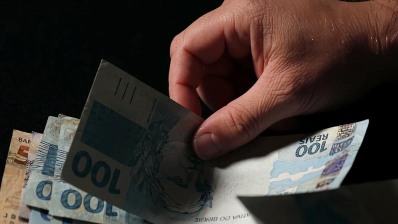 Cerca de 95,3 milhões de brasileiros recebem a segunda parcela do décimo terceiro salário - Foto: José Cruz/Agência Brasil