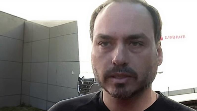 Carlos Bolsonaro espera o pai na entrada do hospital
