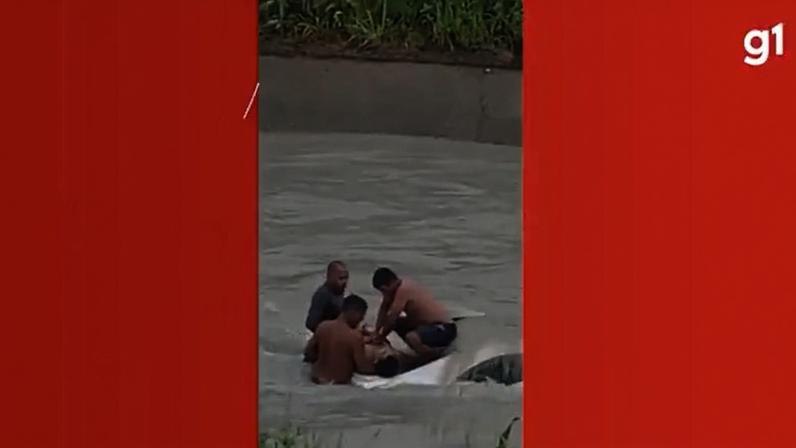 Vídeo mostra resgate de jovem preso em carro arrastado pela enxurrada