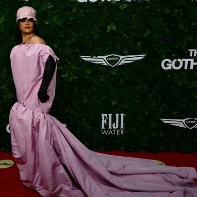 Rihanna usa vestido Balenciaga com chapéu de plumas e luvas de couro no Gotham Awards 2025