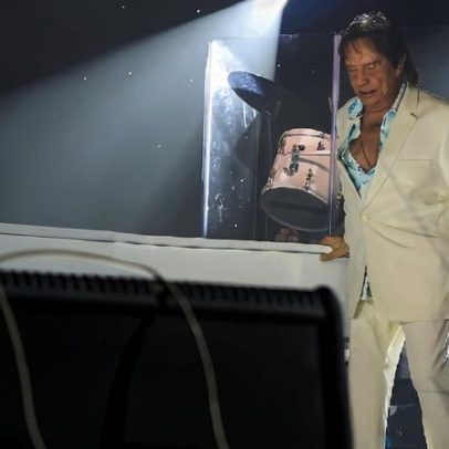 Roberto Carlos faz show dois dias após acidente