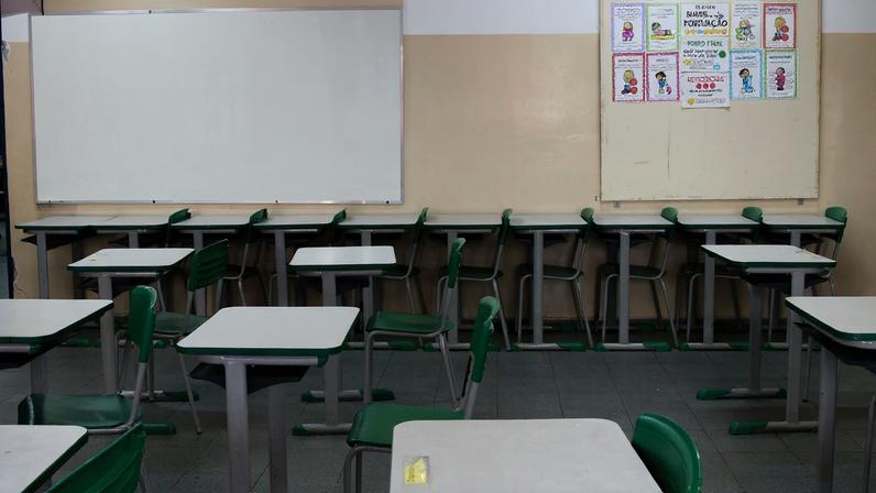 Sala de aula vazia da Escola Estadual Terezine Arantes Ferraz Bibliotecaria, no Parque Casa de Pedra, zona norte da capital.