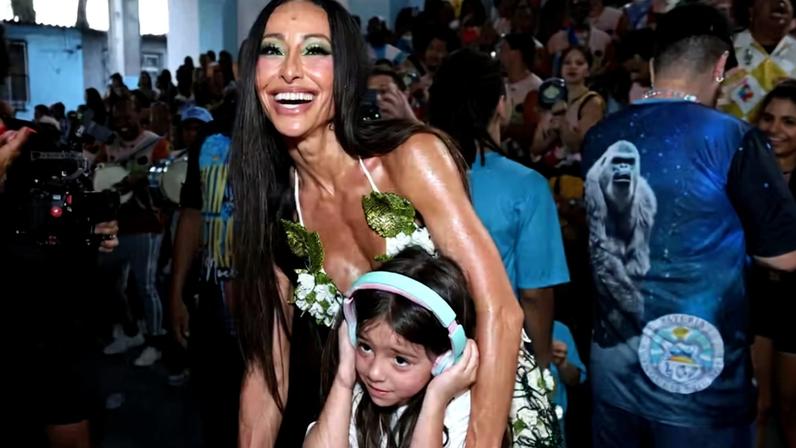 Sabrina Sato e Zoe no ensaio da Vila Isabel — Foto: Thiago Mattos/BrazilNews