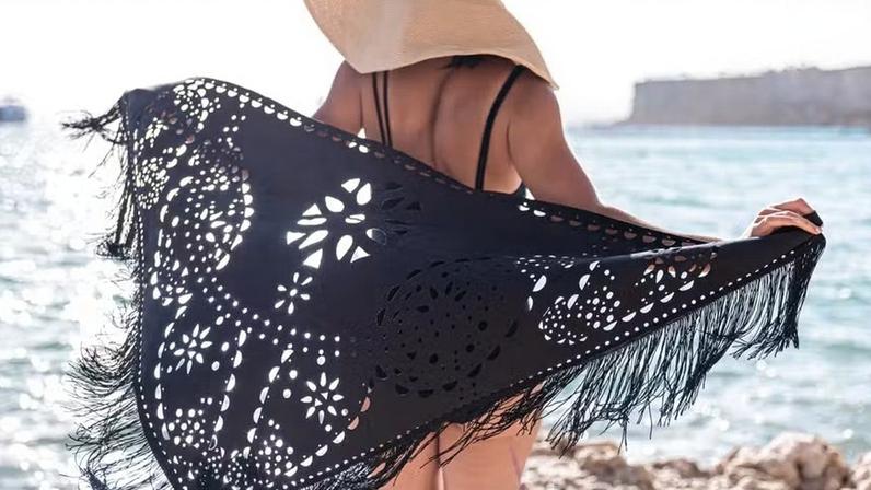 O pareô pode ser usado como saia, blusa e até vestido, dependendo da amarração