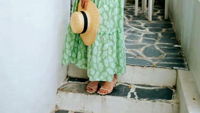 Encontre sandálias femininas para usar com vestidos e ficar ainda mais estilosa — Foto: Divulgação/Pexels (HONG SON)