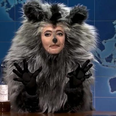 Sarah Sherman se fantasia de guaxinim bêbado viral em sketch do SNL