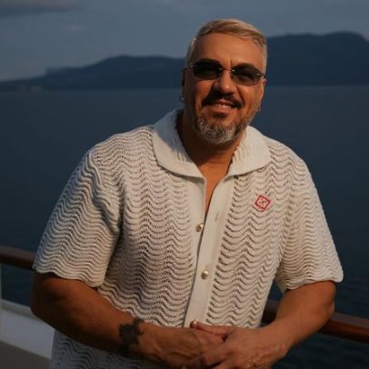 Belo reúne familiares e famosos para DVD em alto mar; namorada deixou o navio