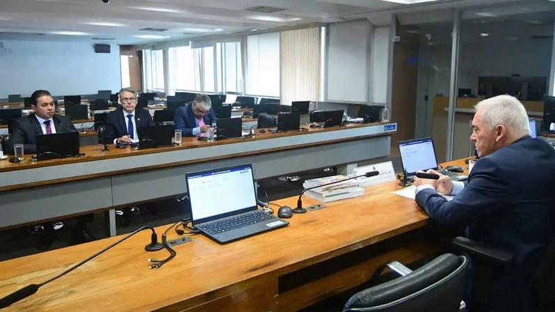 Senadores adiaram análise para aprofundar debate com órgãos que serão atingidos pela revisão. (Foto: Geraldo Magela/Agência Senado)