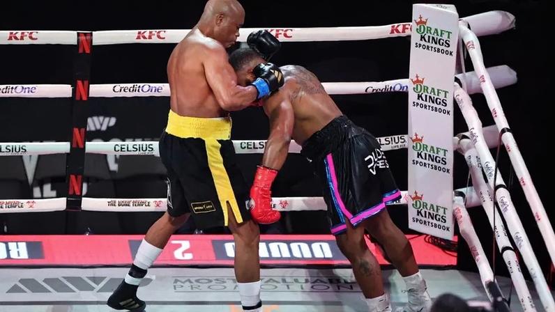 Anderson Silva apaga Woodley (Foto: Reprodução Twitter Netflix Brasil/MVP)