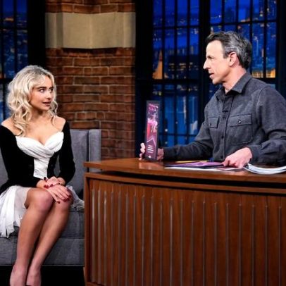 Sabrina Carpenter usa vestido vintage dos anos 90 em programa de Seth Meyers