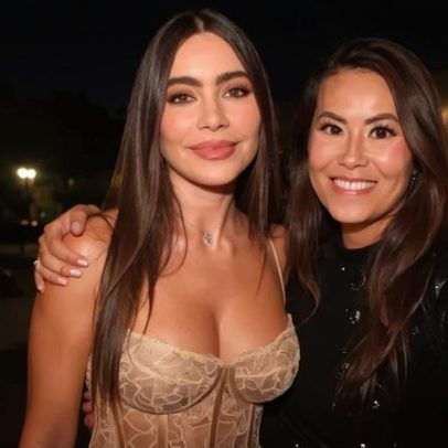 Sofía Vergara usa corset de renda transparente e saia nude com paetês em Londres