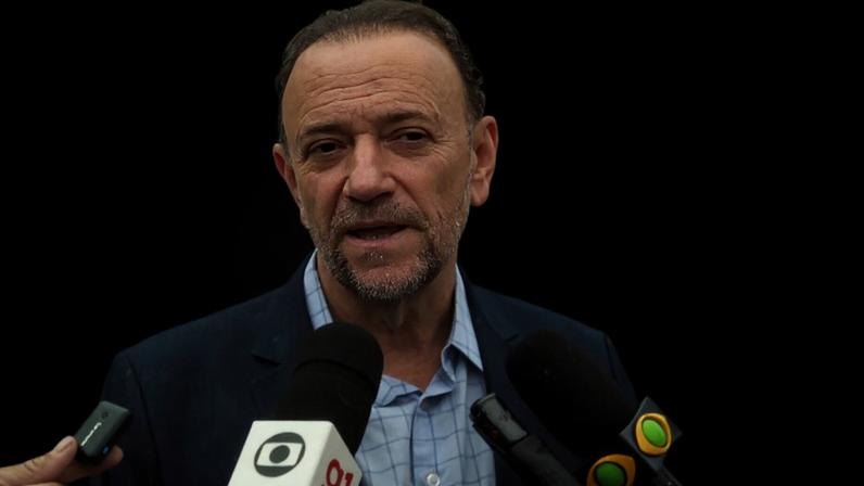 Edinho Silva, presidente nacional do PT, durante velório de Paulo Frateschi — Foto: Reprodução/ TV Globo