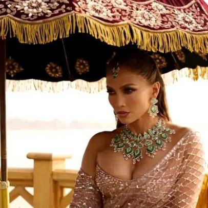 Lopez usa colar de esmeraldas de 168 ct e saree de cristais de Manish Malhotra