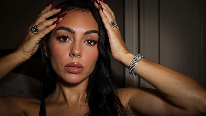 Georgina Rodríguez exibe tapete de yoga de grife com preço