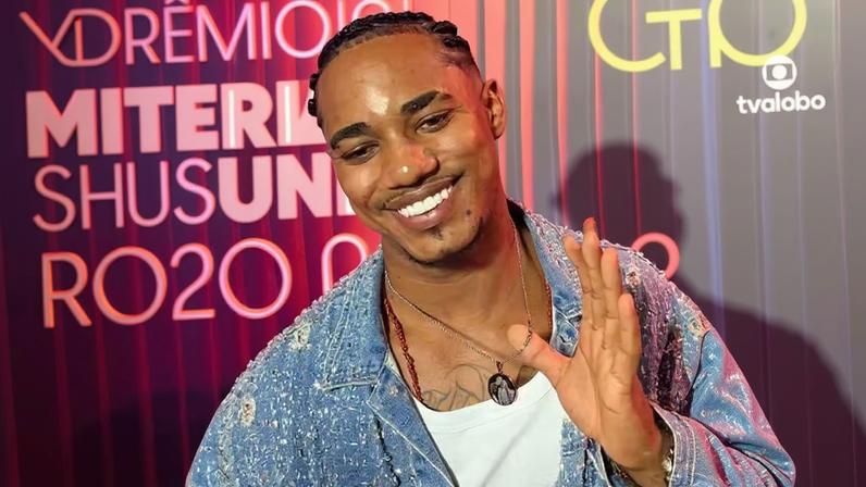 Último affair de Preta Gil, O Kanalha leva amuleto da cantora para Prêmio Multishow: 'Me fez ser forte' — Foto: AgNews/Quem