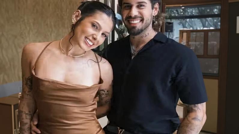 Ana Castela fica com buquê durante casamento e Zé Felipe celebra com beijão na cantora; vídeo — Foto: Reprodução/Instagram