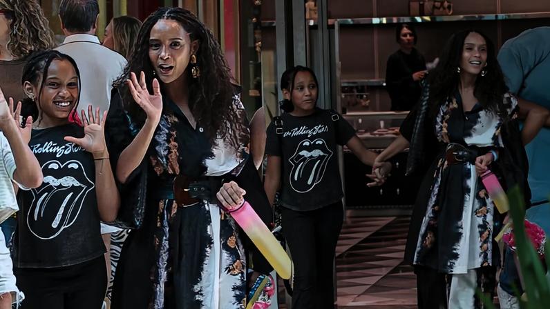 Tais Araujo e Maria Antônia acenam para paparazzo — Foto: Edson Douglas / AgNews