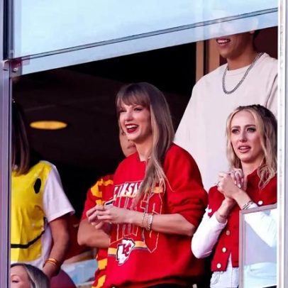 Taylor Swift é acompanhada por Selena Gomez e Lena Dunham em jogo Chiefs x Texans