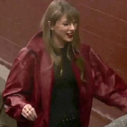 Taylor Swift usa jaqueta bomber vermelha no jogo Chiefs vs. Broncos no Natal