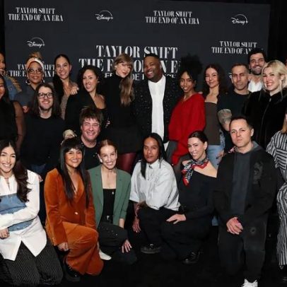Taylor Swift faz surpresa em exibição de End of an Era para família e equipe