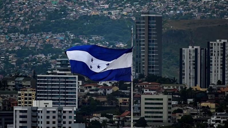 Pastores durante a contagem de votos em Honduras.