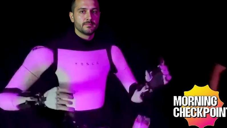 Robô de Elon Musk cai durante festa da Tesla