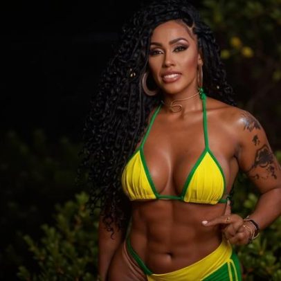 Rosiane Pinheiro recebe elogios por fotos de biquíni