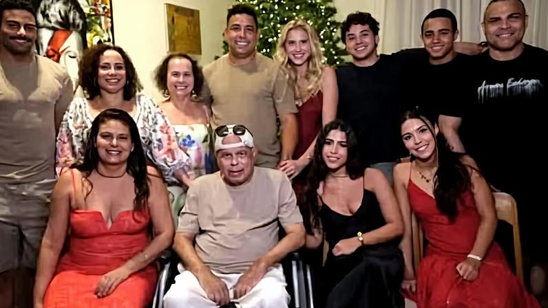 Ronaldo Fenômeno celebra Natal em família e semelhança com o pai impressiona seguidores — Foto: Reprodução/Instagram