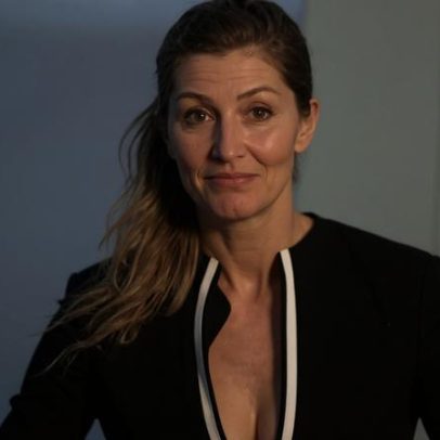 Gisele Bündchen é fotografada na praia de Miami com maiô marrom