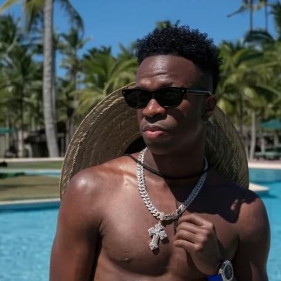 Vini Jr. visita Trancoso, Bahia, e exibe abdômen definido