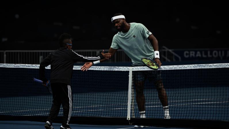Tiafoe convidou o menino Isaac, de 9 anos, para jogar (Foto: Charlotte Sports Foundation)