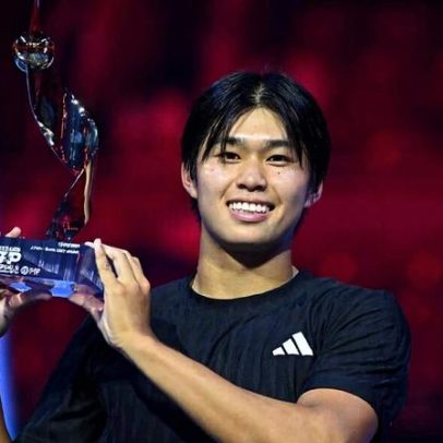 Tien celebra troféu conquistado após um ano de espera