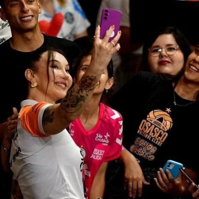 Tifanny celebra carinho da torcida antes do Mundial