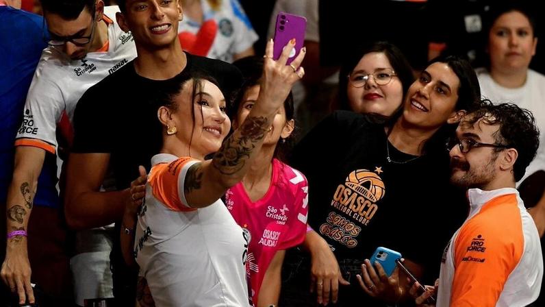 Oposta atendeu os fãs e acompanha estreia do Osasco da arquibancada (Foto: Beatriz Pinheiro/ Lance!)
