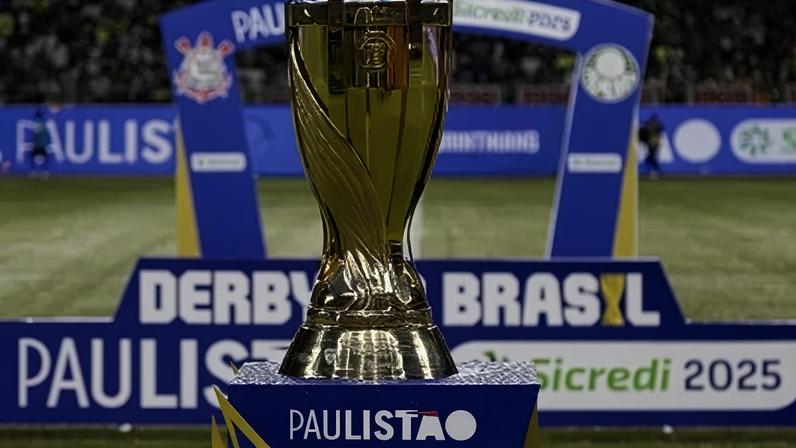 Troféu do Paulistão na final de 2025 entre Palmeiras e Corinthians